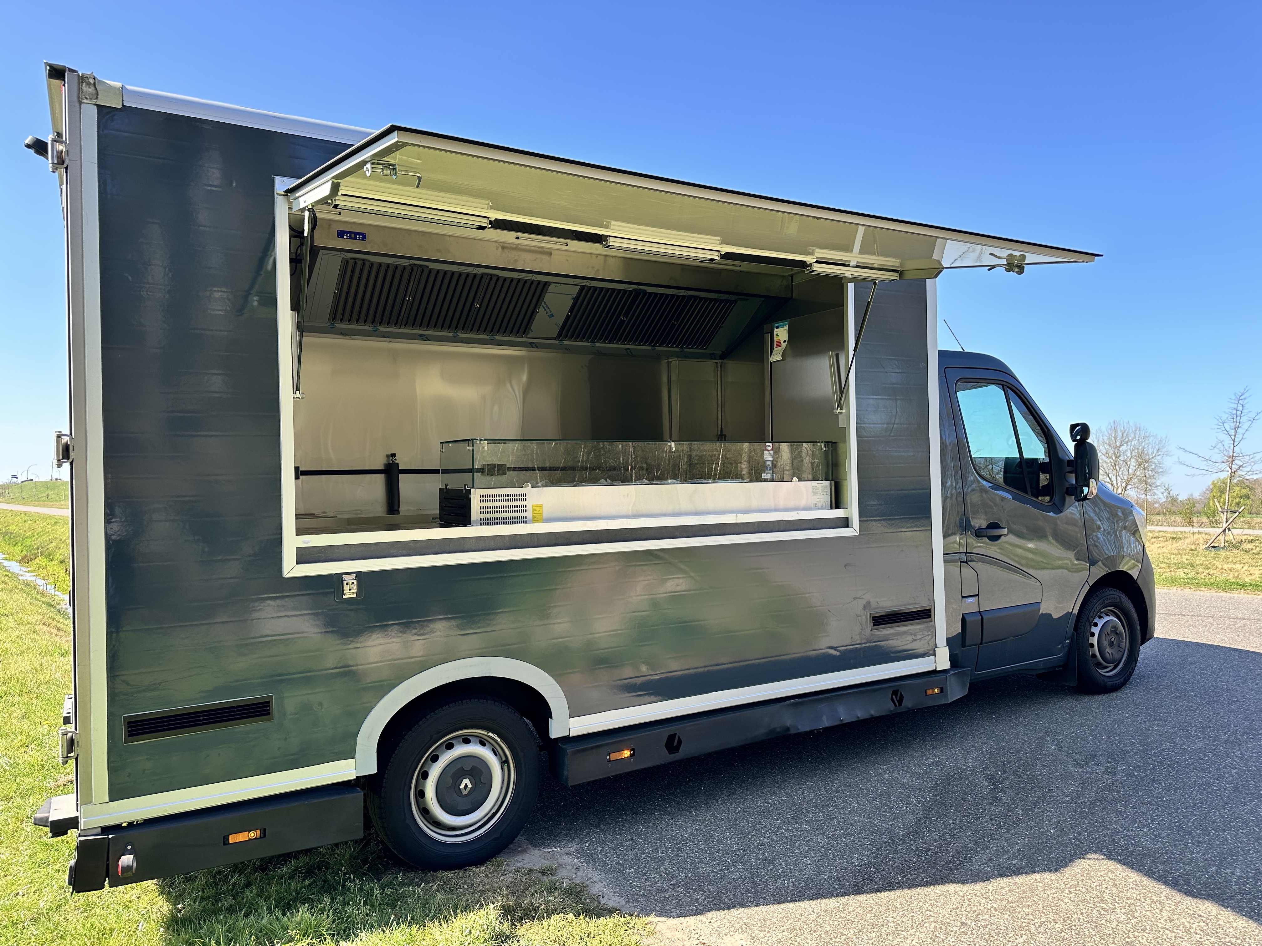 Renault Master verkoopwagen met friteuse – zijaanzicht met open verkoopluik