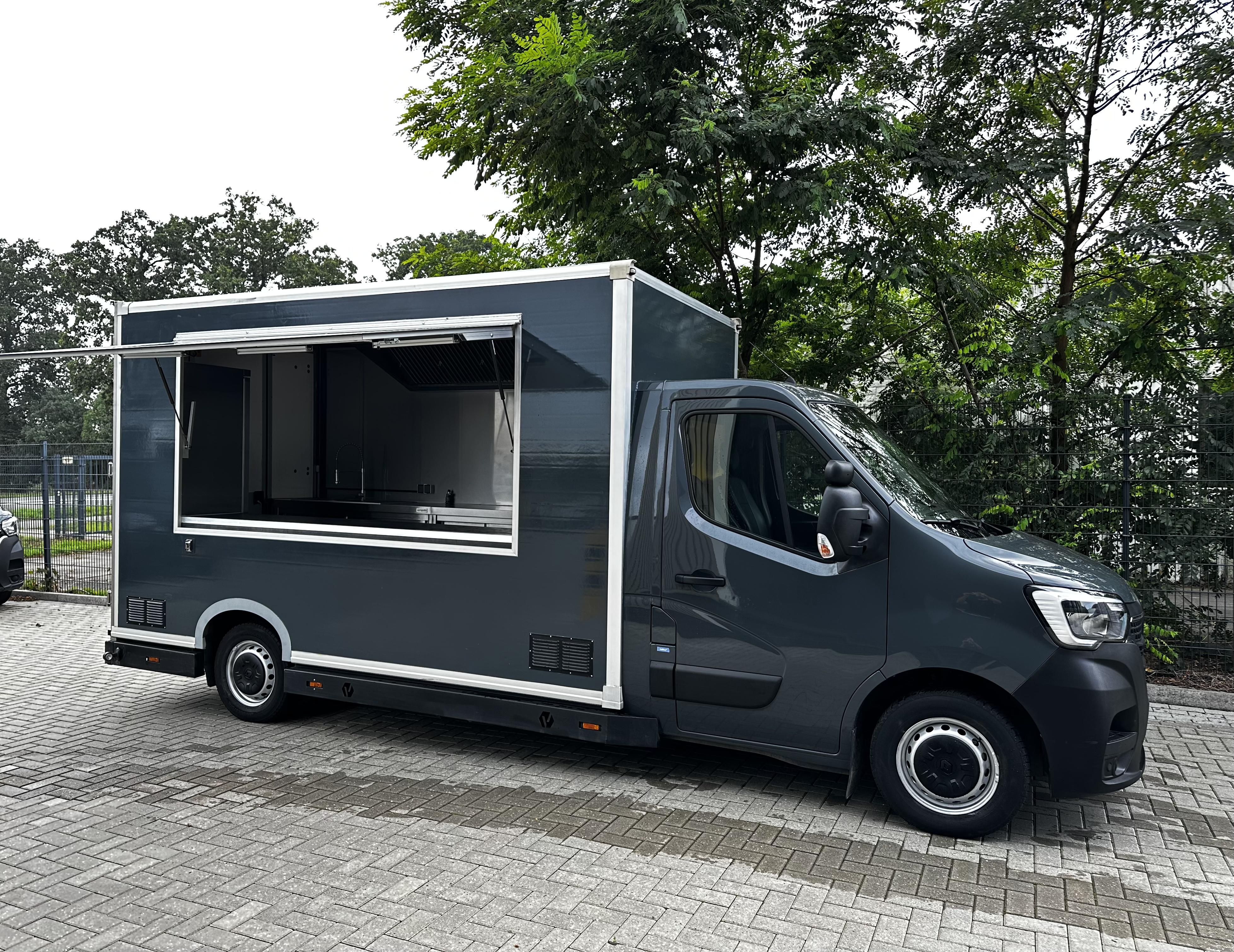 Renault Master foodtruck met 3 friteuses – zijaanzicht met open verkoopluik