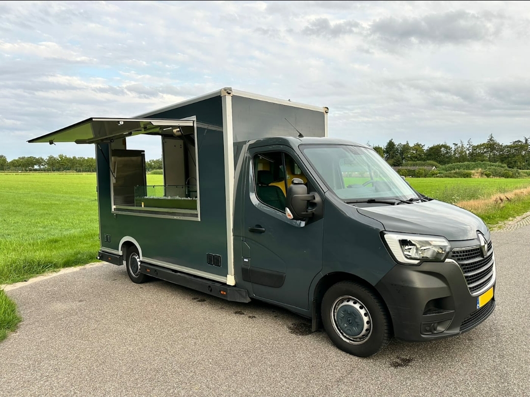 Renault Master snackwagen met 2 friteuses – schuin vooraanzicht met open verkoopluik